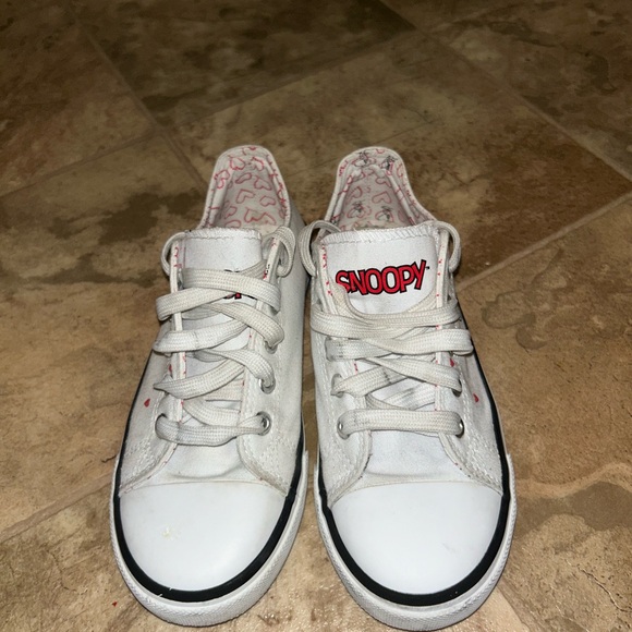 Peanuts Canvas Low Top Sneaker
Shoes Snoopy Hearts White/Red/Black
Size Kid's 2 - Picture 2 of 4